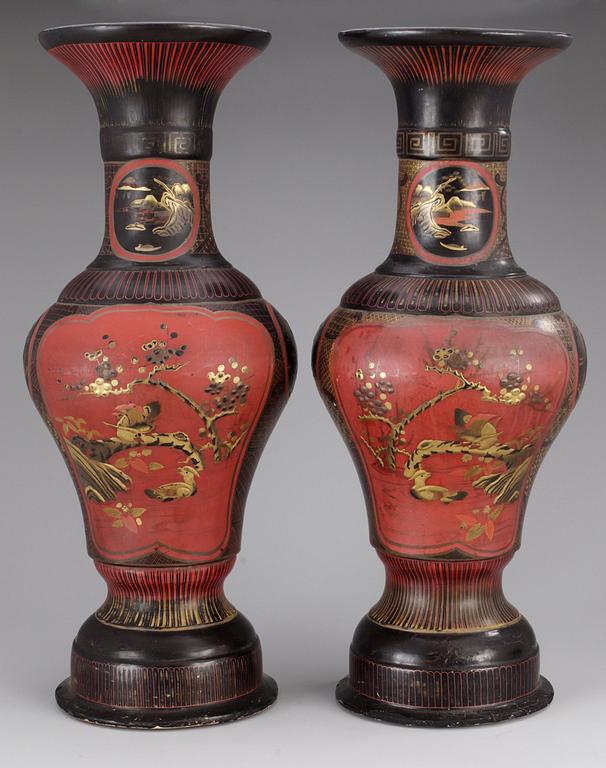 PRAKTVASER, ett par, porslin och lack. Arita, Japan, Edo, 1800-tal.