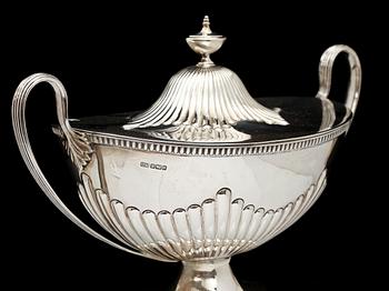TERRIN med LOCK, silver, regency-stil, Harrison Bros. & Howson, 1908-9, Sheffield, England. 1974 g.