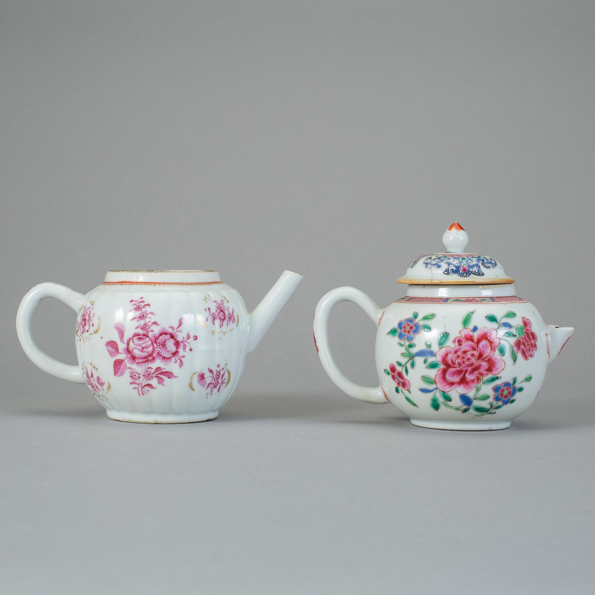TEKANNOR, 2 st, porslin, Qingdynastin, Qianlong (1736-95).