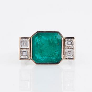 Rey Urban, an 18K white gold ring set with a step-cut emerald, Stockholm 1985.