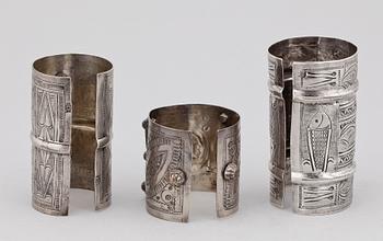 ARMRINGAR, 3 st, silver, orientaliska, 1900-tal. Tot vikt ca 593,8g.