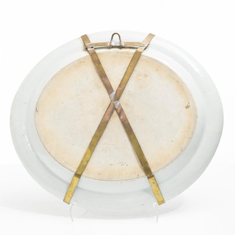 A porcelain serving dish, China, Qing dynasty, Jiaqing (1796-1820).