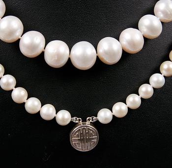 PÄRLCOLLIER, 2 st, silverlås, 2000-tal.