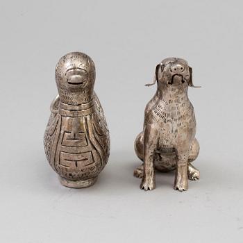 FIGURINER, två stycken, låghaltigt silver. Kina, 1900-tal.