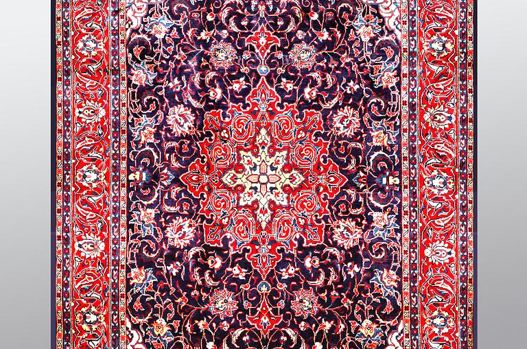 A carpet, Sarouk, ca 342 x 214 cm.