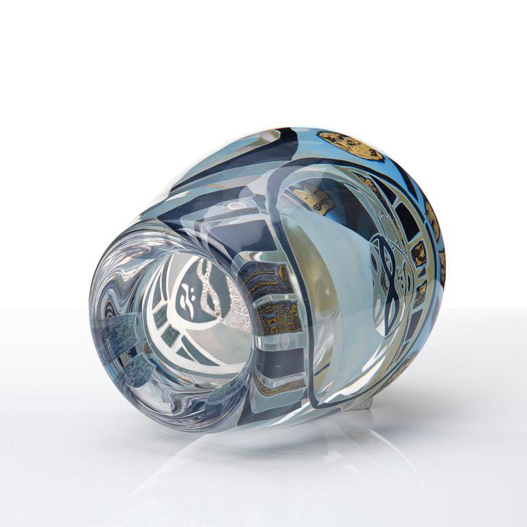 Hanne Dreutler, 'Il Capitano', a 'guldgraal' glass vase, Studio Åhus, Sweden  nr 122, ed 1/20, 1989.