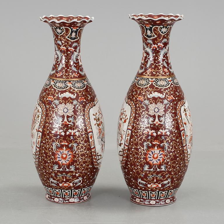 GOLVVASER, ett par, porslin, Kina, 1900-tal.