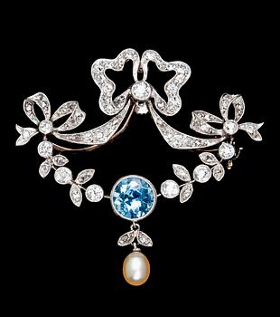 1048. BROSCH, akvamarin, diamanter, tot. ca 0.80 ct, samt en liten orientalisk pärla. Belle epoque/1900.