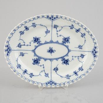 Serveringsfat, porslin, Royal Copenhagen, "Musselmalet helblond", modell 1146, 1969-73.