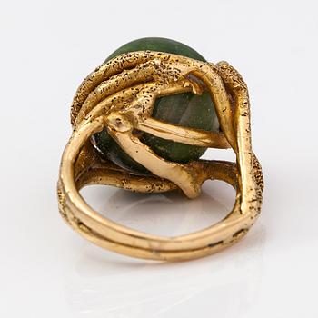 Lotta Orkomies, An 18K gold ring with a chrome diopside. A Tillander, Helsinki 1960s-1970s.