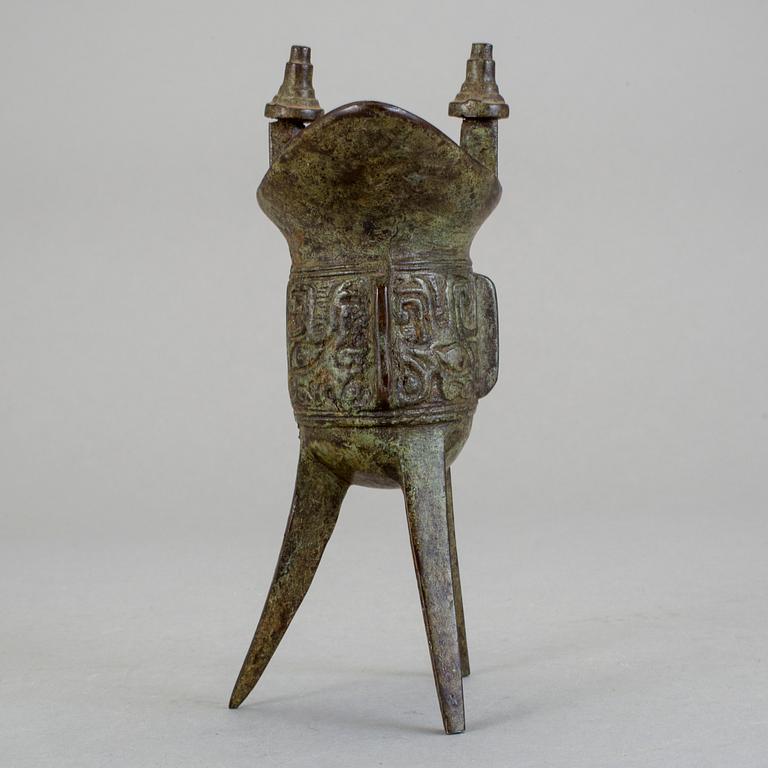 VINOFFERBÄGARE (jue), brons, 1900-tal, Kina.