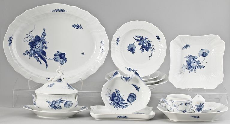 MATSERVISDELAR, 66 st, porslin, "Blå Blomst", Royal Copenhagen.