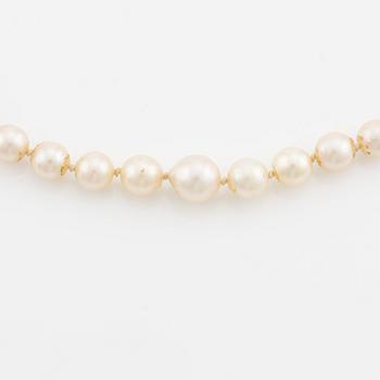 Pearl necklace, with graduated cultured pearls, silver clasp.