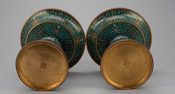 LJUSSTAKAR ETT PAR, cloisonné emalj, Kina 1910-1930, signerade Lao Tian Li.