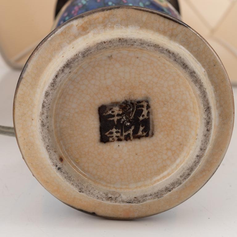 Bordslampor, 3 st, porslin samt fajans, Kina samt Europa, tidigt 1900-tal.