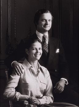 Royal photograph, King Carl XVI Gustaf och drottning Silvia, signed and dated 1977. Photo signed Claës Lewenhaupt.