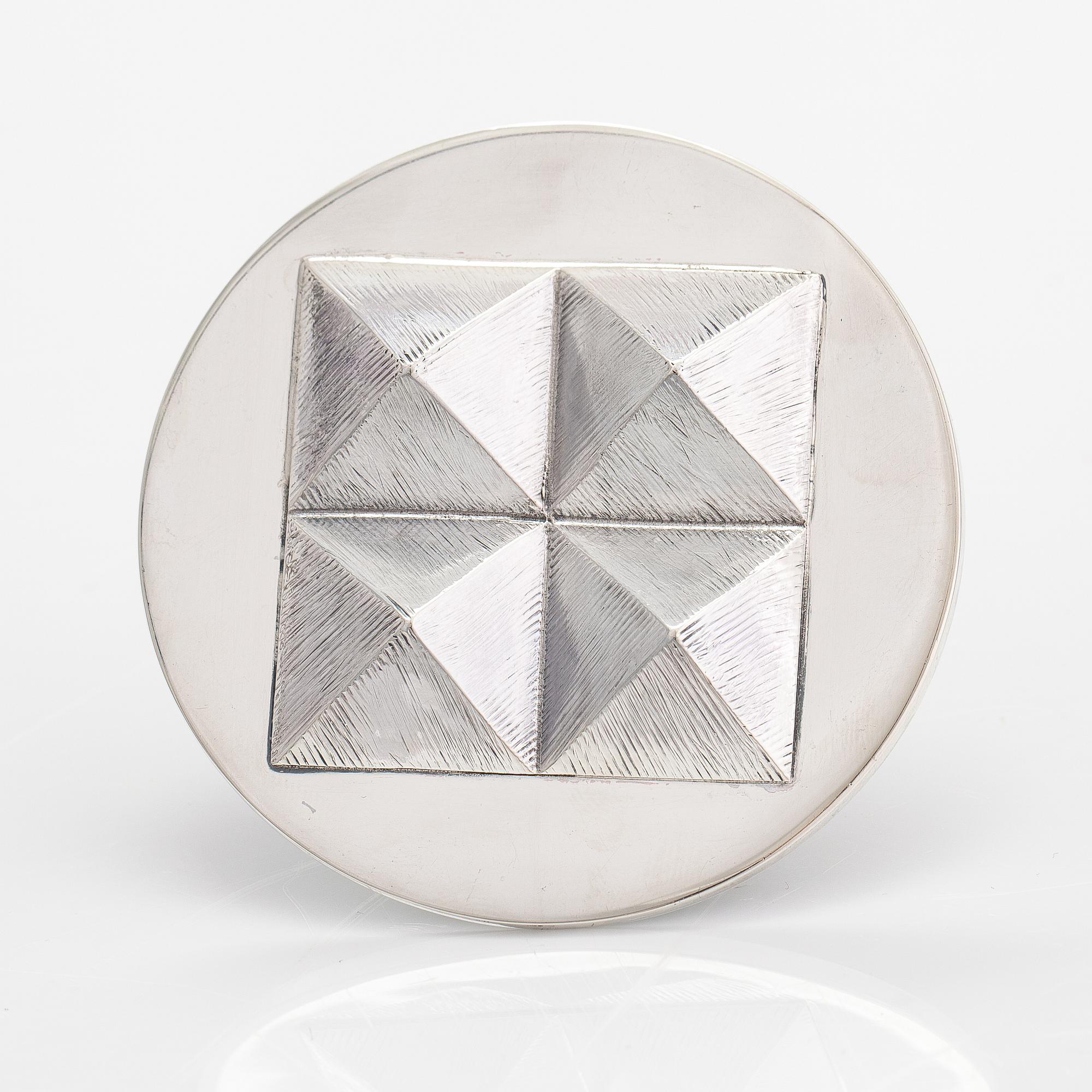 Kaija Aarikka, Brosch, sterlingsilver, numrerad 5/8. Alpo Jääskeläinen, Helsingfors 1972.