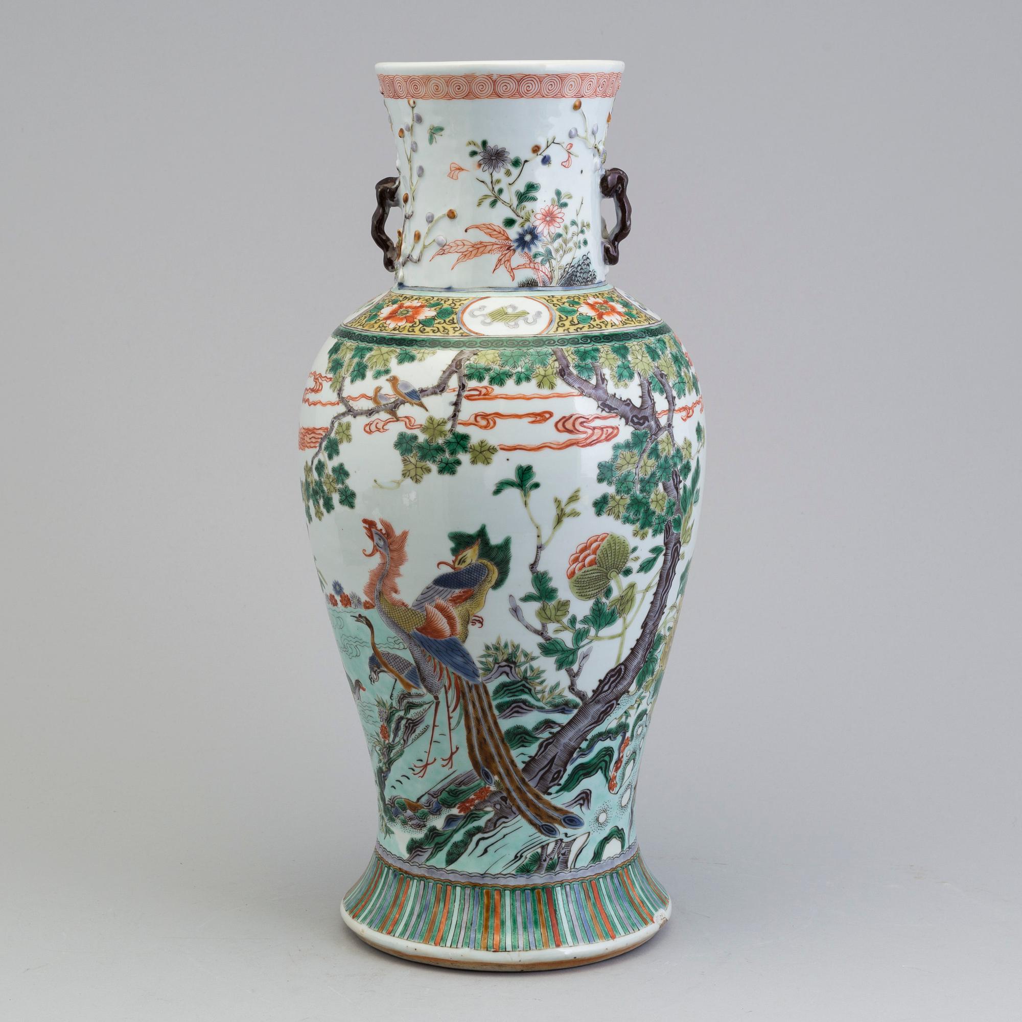 PRAKTVAS, porslin. Kina, Qingdynastin, Guangxu (1874-1908).