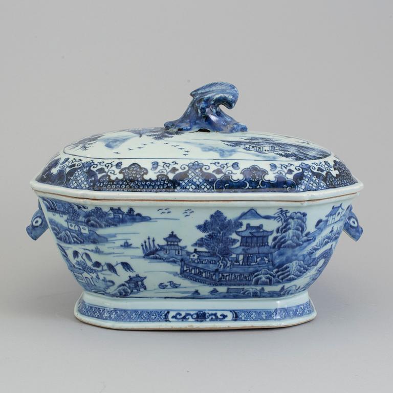 A blue and white export porcelain tureen with cover, Qing dynasty, Qianlong (1736-95).