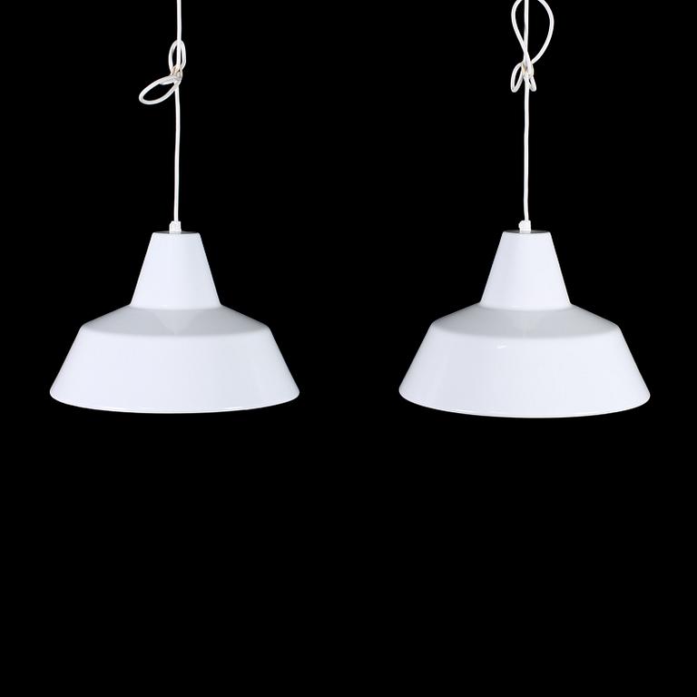 TAKLAMPOR, ett par, "Vaerkstedlampa", Arne Jacobsen, Louis Poulsen, 1900-talets andra hälft. Höjd ca 22 cm.