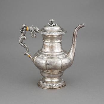 KAFFEKANNA, silver, senempire/nyrokoko, sannolikt Carl Fredrik Hultbom, Stockholm 1841. vikt ca 704 gram.