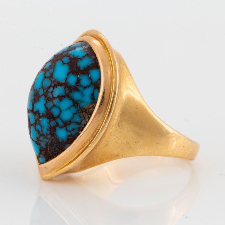 A Borgila 18K gold ring set with a turqoise.