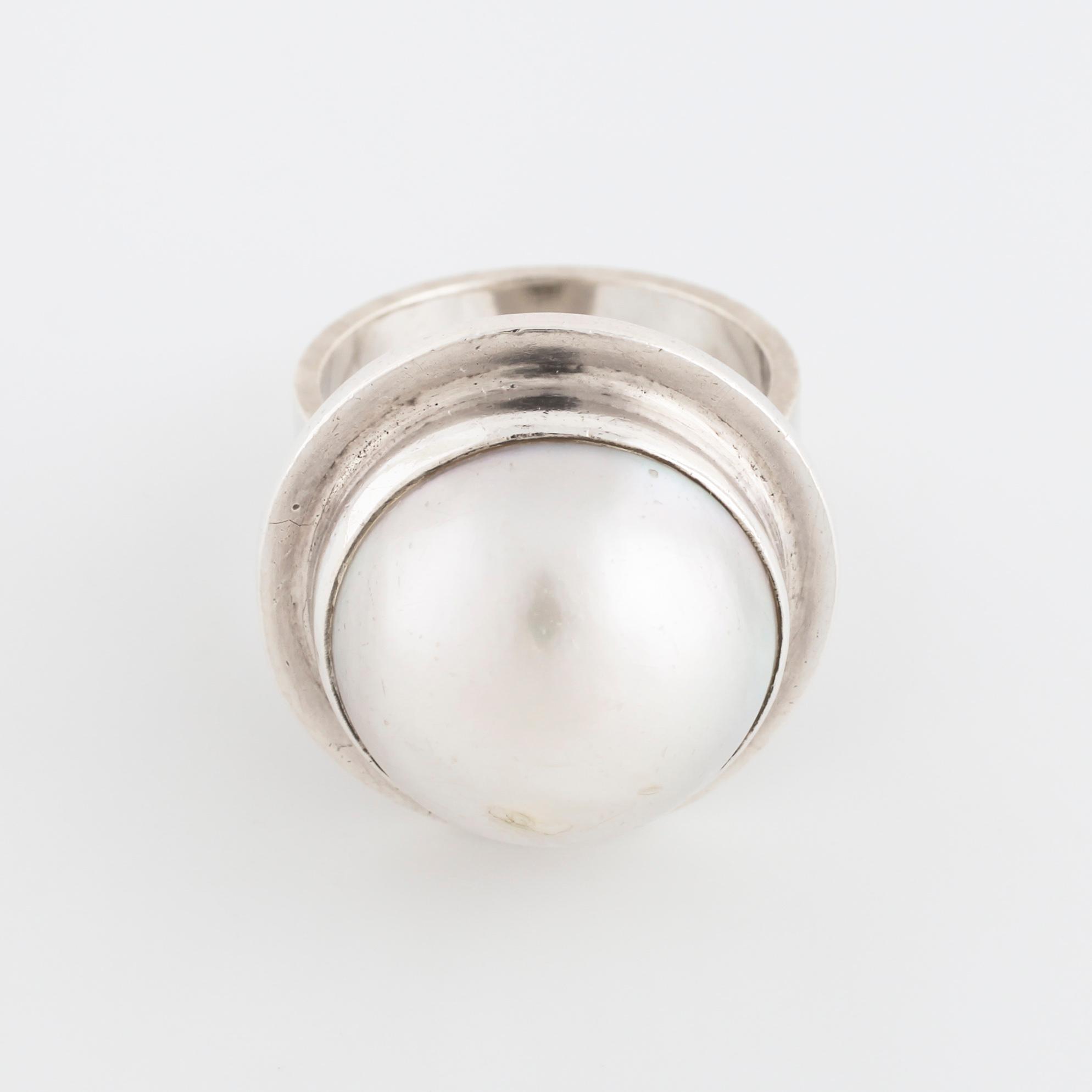 CECILIA JOHANSSON, Göteborg, 1985, ring med mabé pärla.