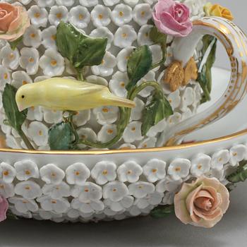 KOPP MED FAT, porslin, Meissen, 1900-tal.