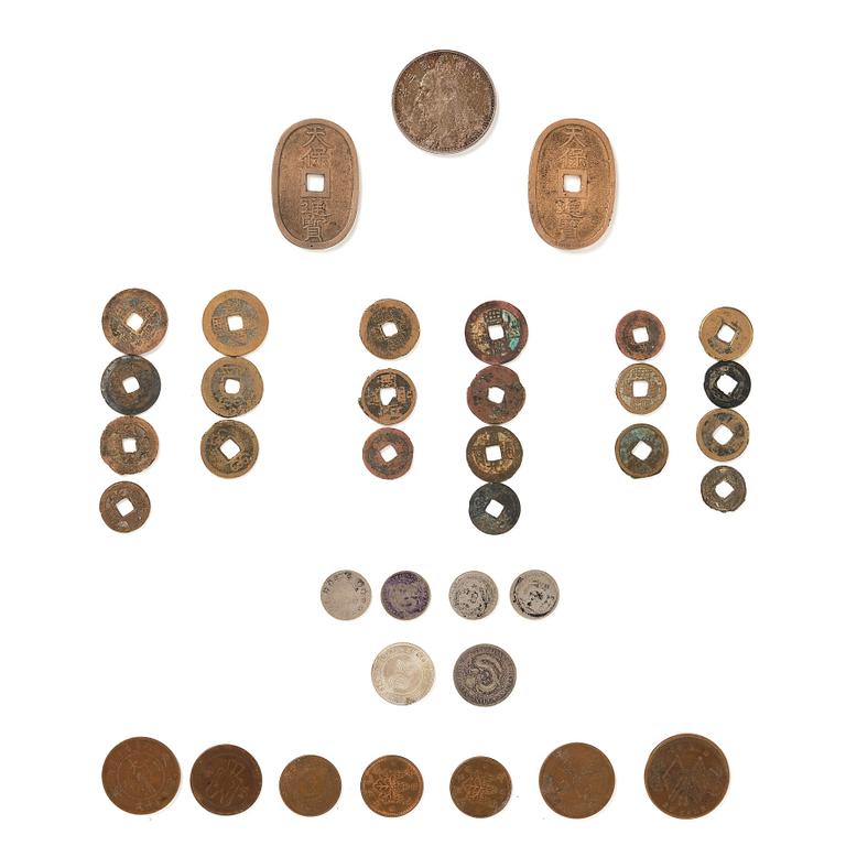 En grupp kinesiska mynt, silver och koppar. Qingdynastin samt tidigt 1900-tal.