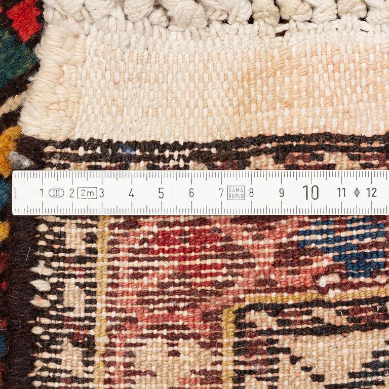 A Chahar Mahal Va Bakhtiari carpet, semi antique, c. 306 x 220 cm.