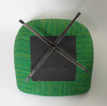 SNURRFÅTÖLJER, ett par. 1970-tal.