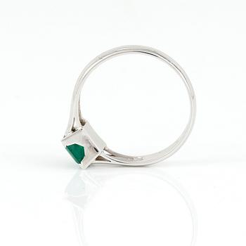 RING, 18K vitguld med smaragdslipad smaragd tot 0,77 ct. Vikt 3,01 gram.