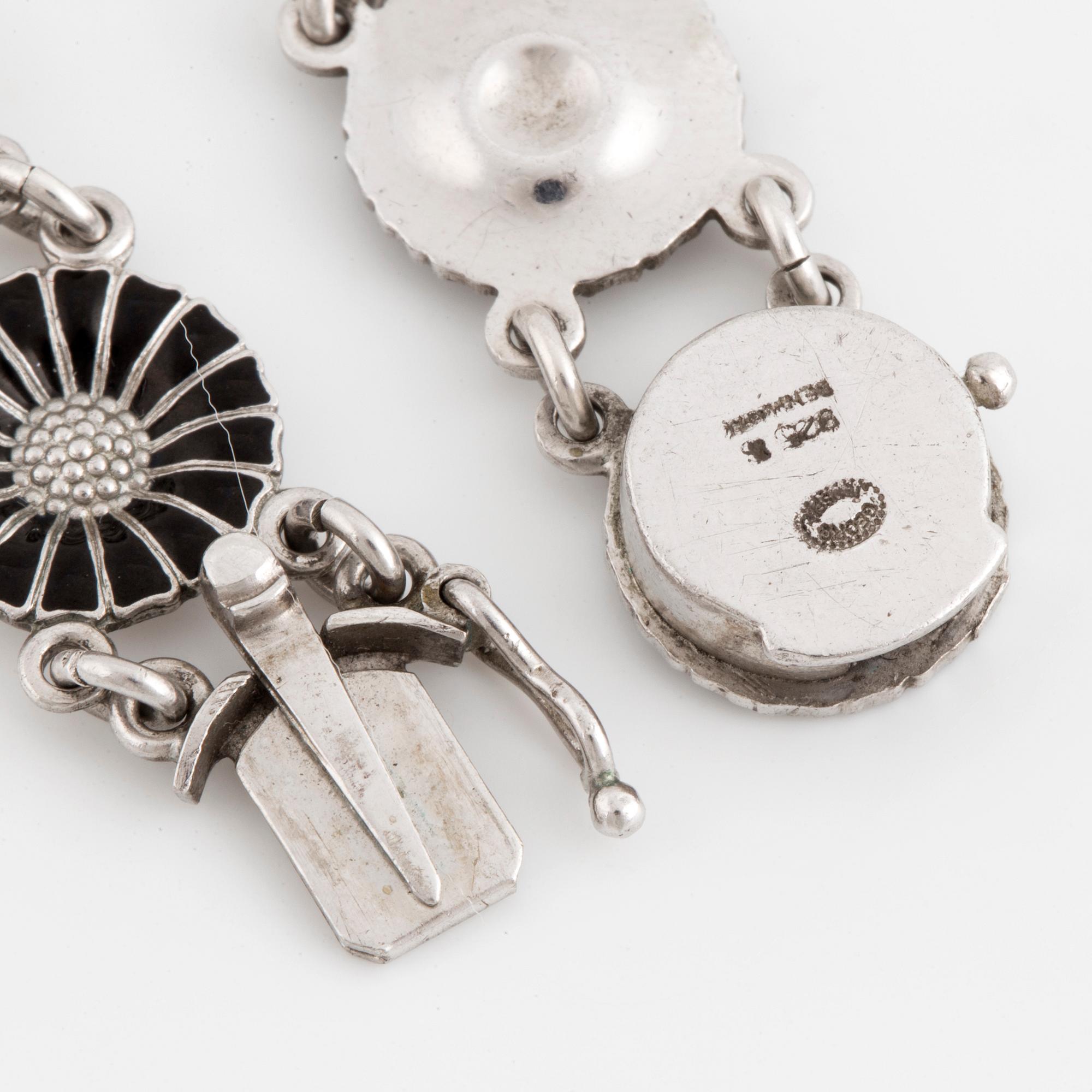 SMYCKESGARNITYR, 4 delar, Georg Jensen, 'Daisy,' sterlingsilver och svart emalj.