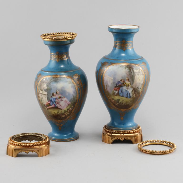 URNOR, ett par, porslin, Sevresliknande märkning, 1900-talets första hälft.