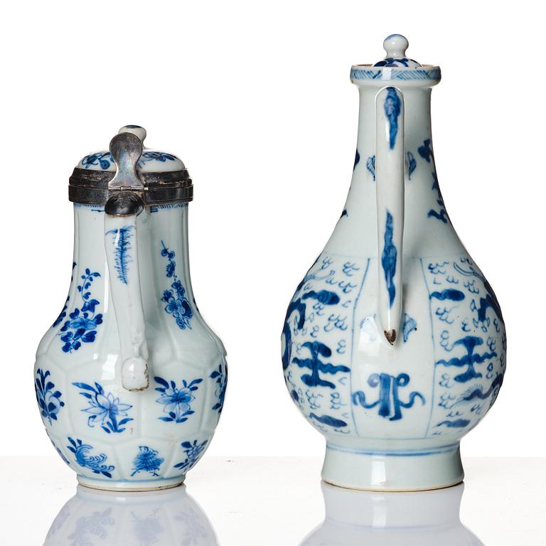 A set of two blue and white ewers, Qing dynasty, Kangxi (1662-1722).