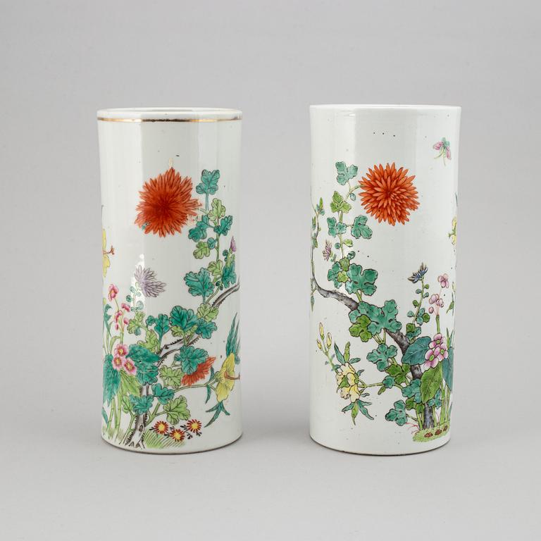 A pair of chinese vases, early 20th Century.