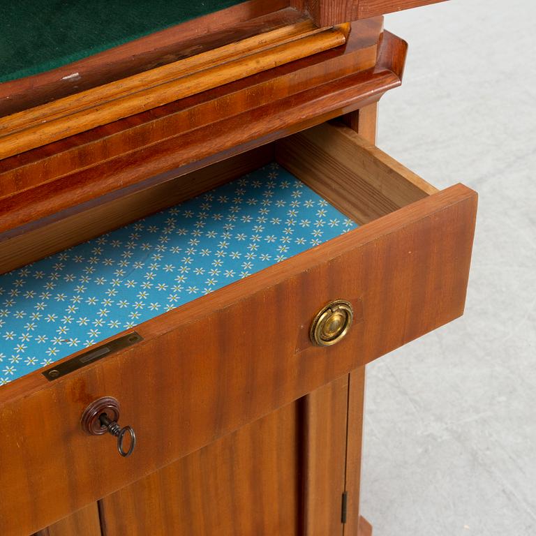 A mahogany book's cabinet, late 19th Century.