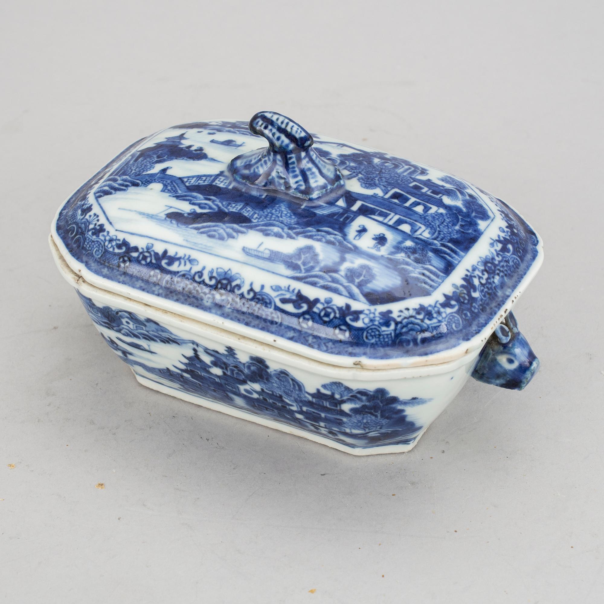 SMÖRTERRIN, porslin, Qingdynastin, Qianlong (1736-95).