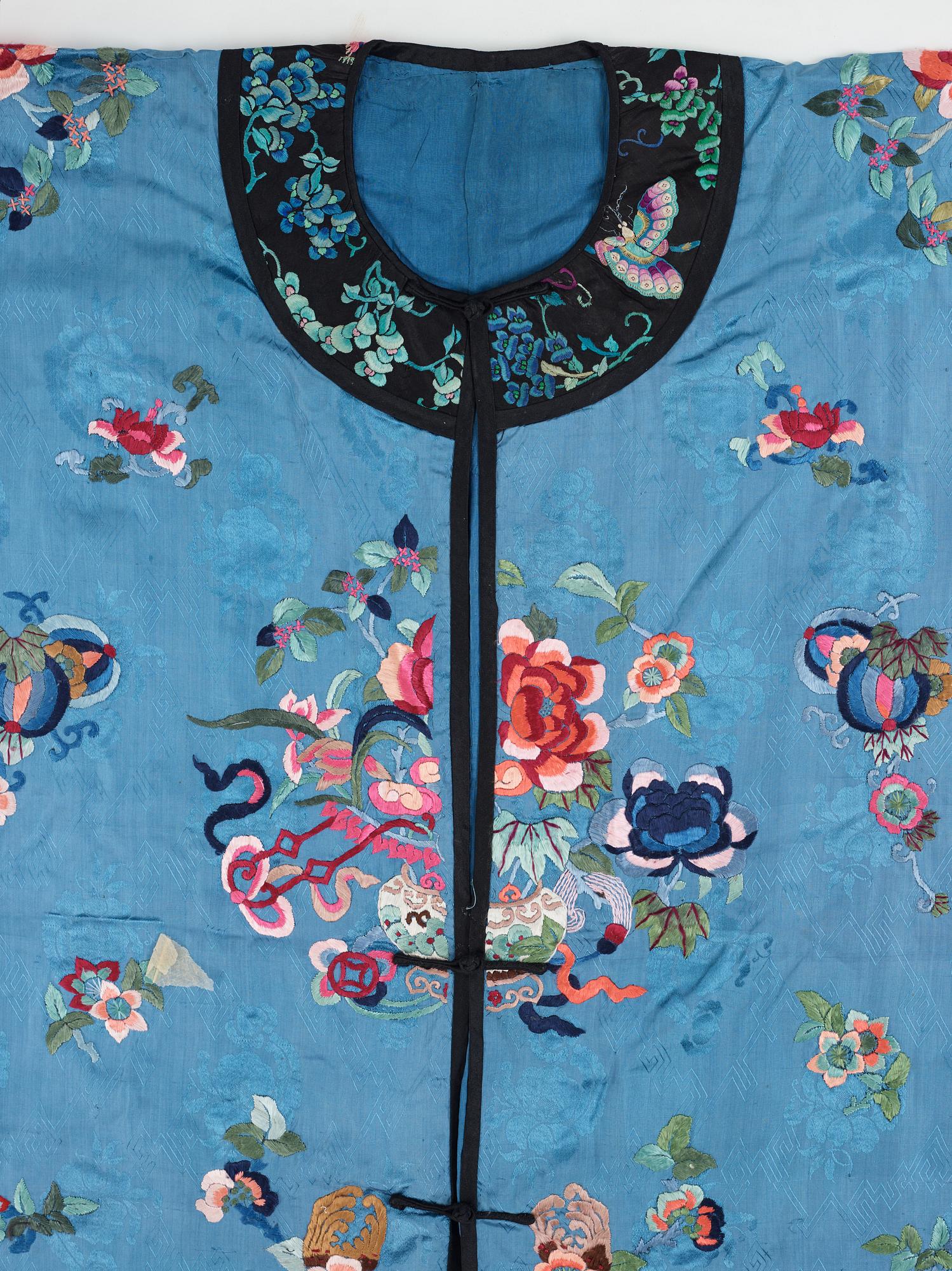 JACKA samt ROCK, broderat siden. Kina, 1900-talets första hälft.