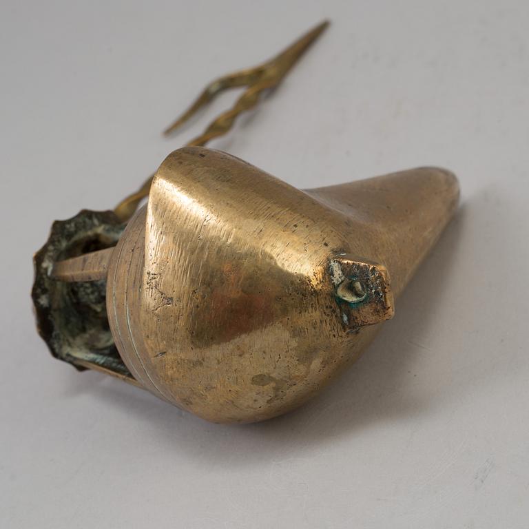 AN 18TH CENTURY BRONZE OIL LAMP.