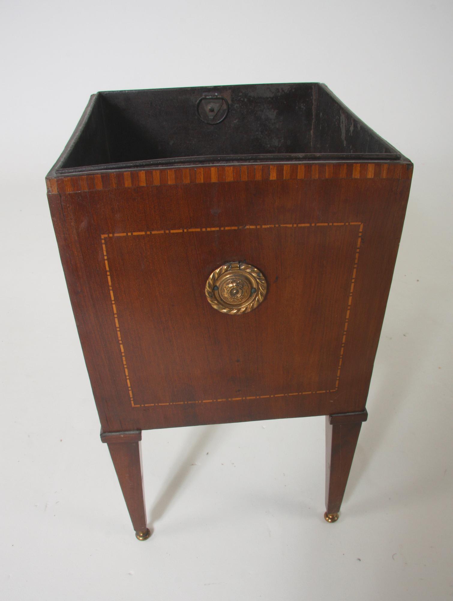 BLOMSTERLÅDA, directoire, 1800-tal.