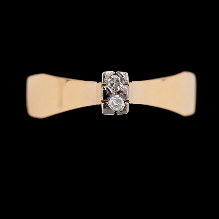 RING, 18 k guld, Stigbert, 1965 med 2 briljantslipade diamanter 0.04 ct enligt gravyr. Total vikt ca 4 gram.
