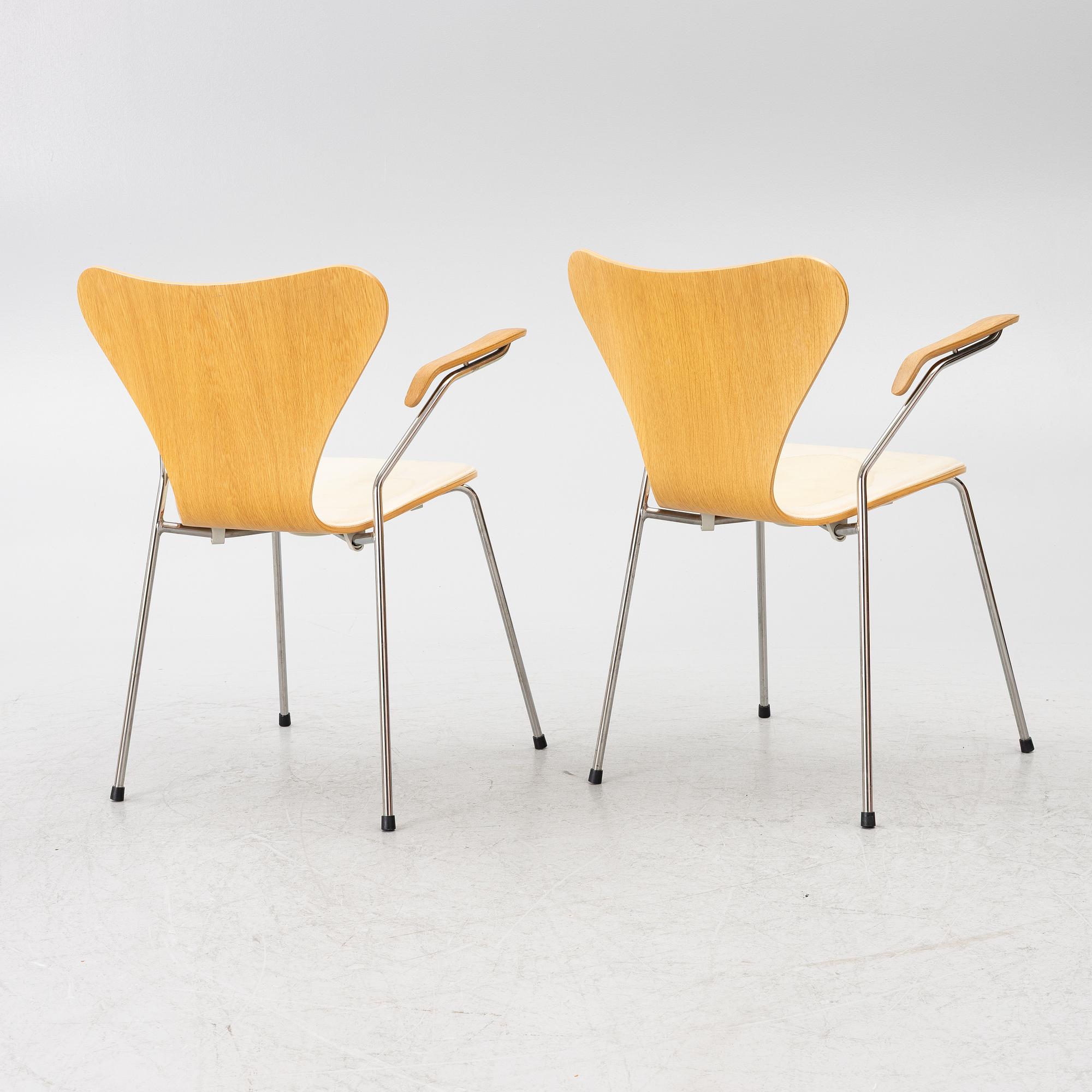 Arne Jacobsen, Armchairs, a pair, “The Seven”, Fritz Hansen, Denmark.