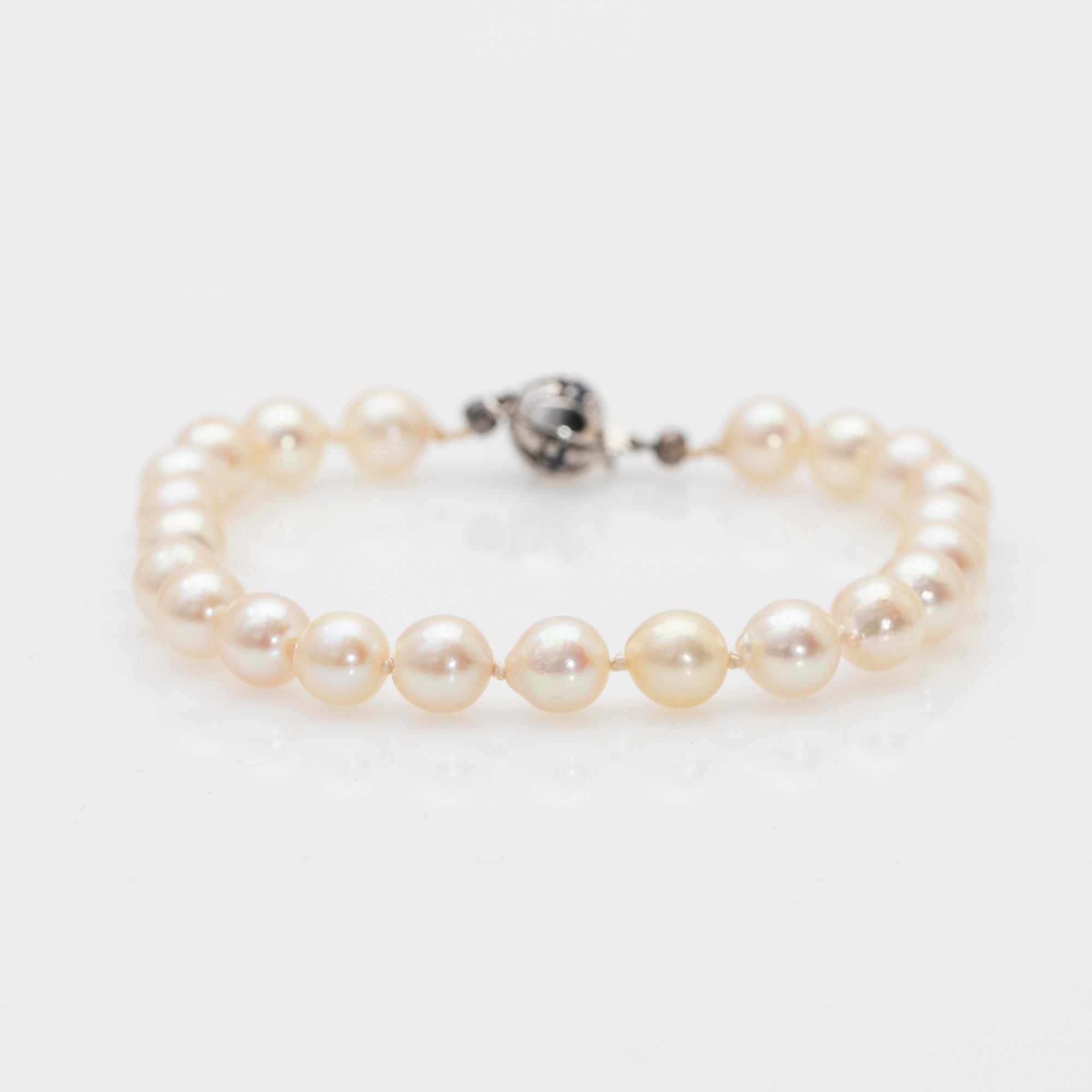 Pearl bracelet, clasp in silver with stones.