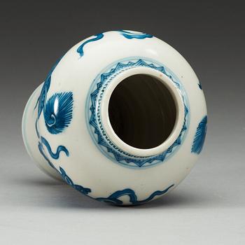 A blue and white Transitional jar, 17th Century.