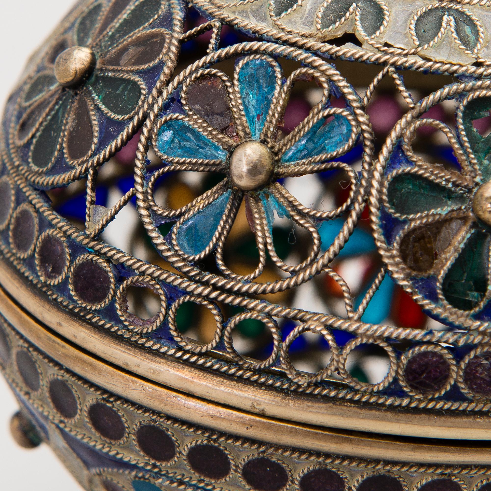 A RUSSIAN PLIQUE A JOUR ENAMEL EGG, silver, Russia ca 1900.