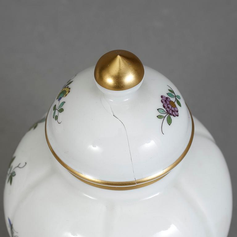 LOCKURNA, SKÅL MED LOCK OCH BONBONJÄR, porslin. Meissen, 1900-tal.