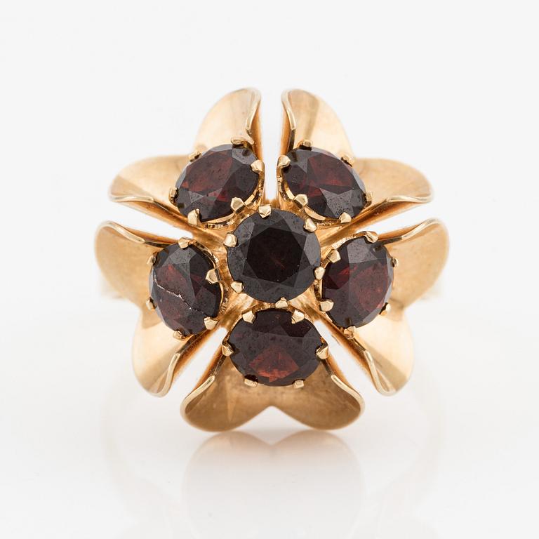 Ring in 18K gold with garnets.