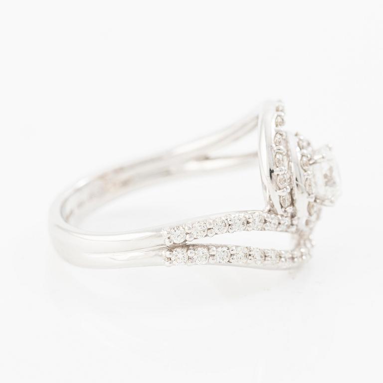 Ring 14K white gold set with round brilliant-cut diamonds.