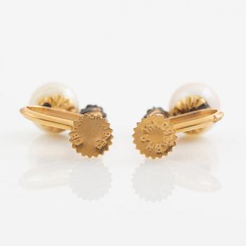 Earrings, a pair, 18K gold, pearls and white faceted stones.
